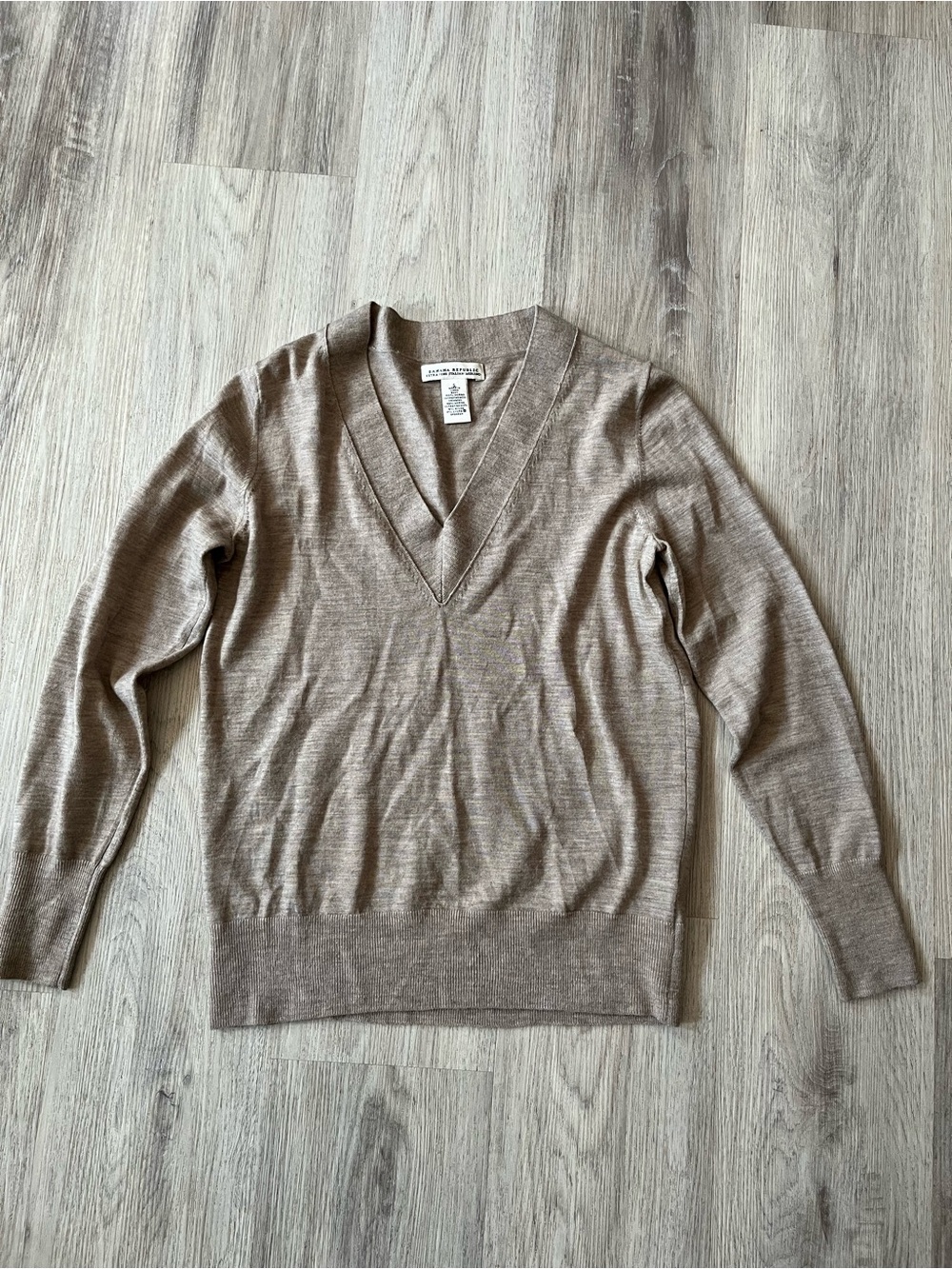 Banana Republic Extra Fine 100% Italian Merino Wool Taupe V-Neck Sweater. Small.